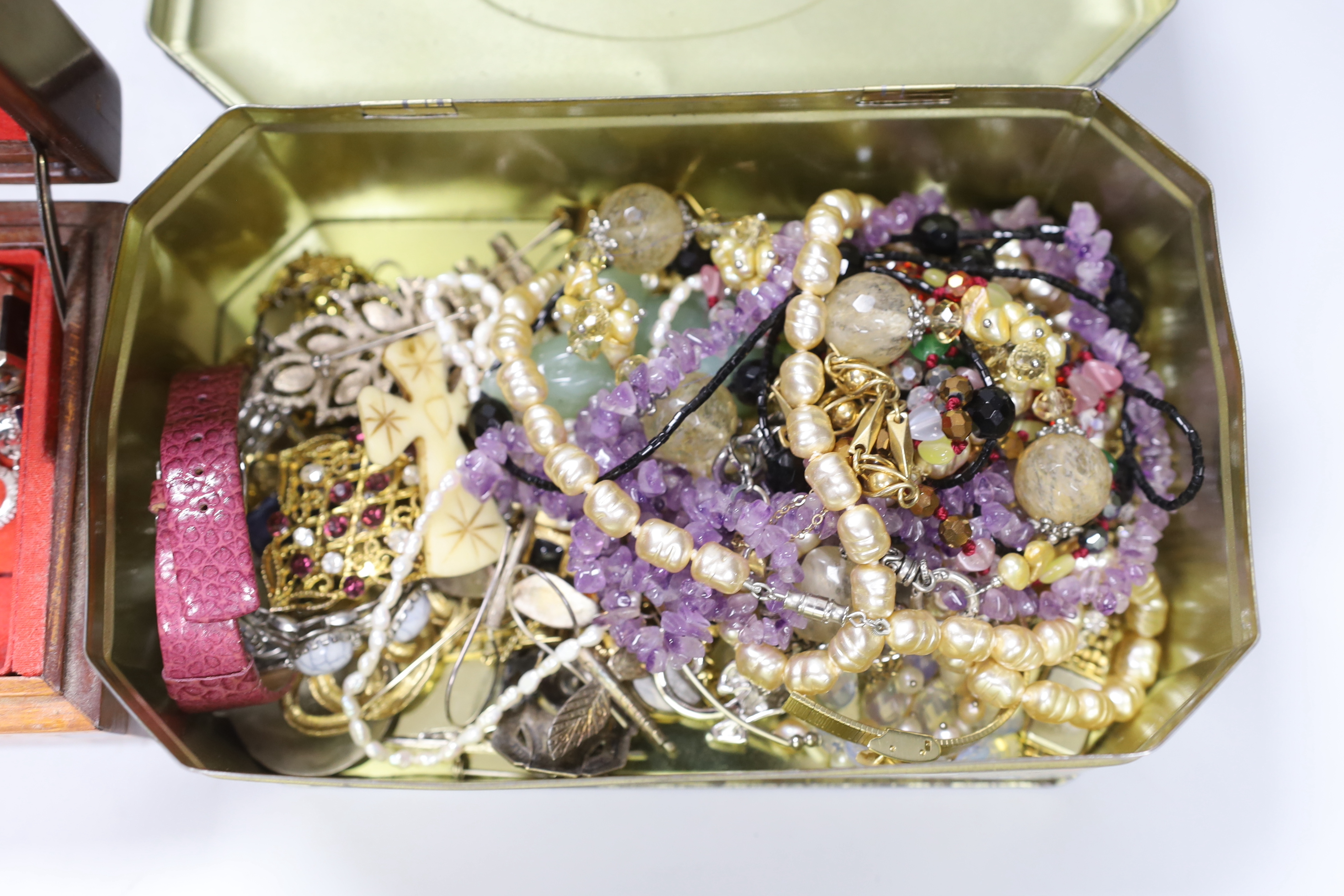 A group of assorted jewellery including costume and 925 rings and a bracelet.